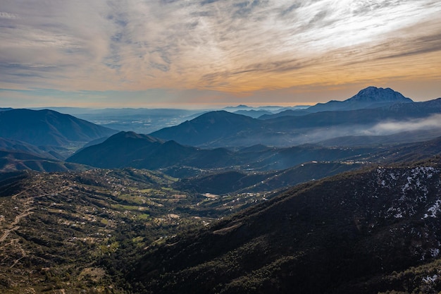 Schöne Aussicht auf ein Tal im Sektor La Dormida, am Fuße des Cerro La Campana