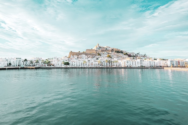 Schöne Aussicht auf eine Altstadt von Ibiza