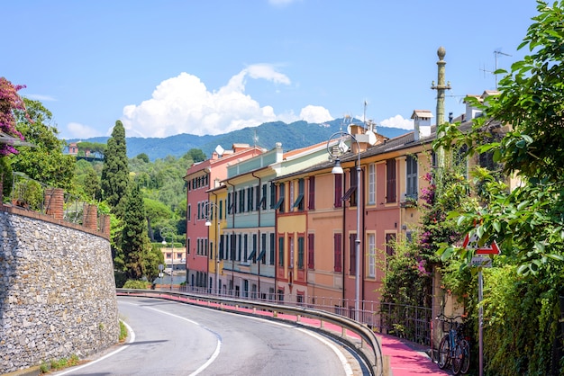 Schöne Aussicht auf eine Straße in Rapallo Stadt