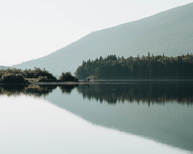 Schöne Aussicht auf einen Berg mit einem See im Vordergrund in New Brunswick (Kanada)