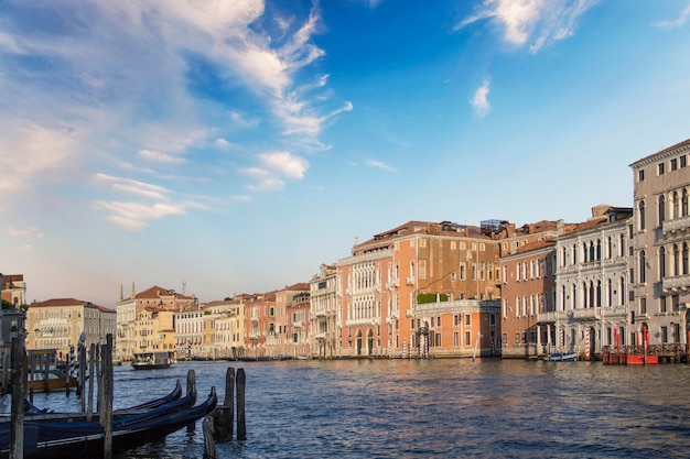 Schöne Aussicht auf einen der venezianischen Kanäle in Venedig, Italien