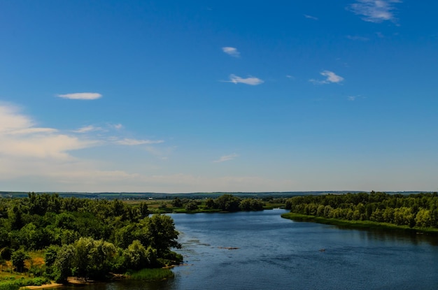 Schöne Aussicht auf einen Fluss Dnjepr im Sommer