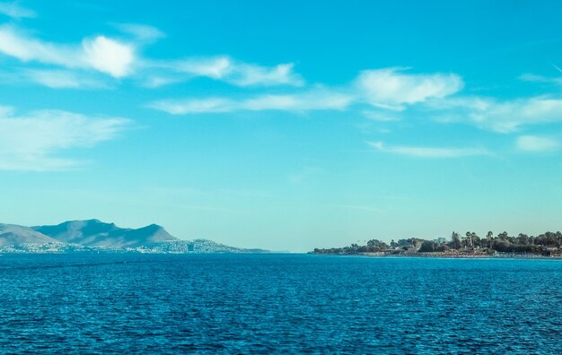 Schöne Aussicht auf einen Reisehintergrund an der Küste