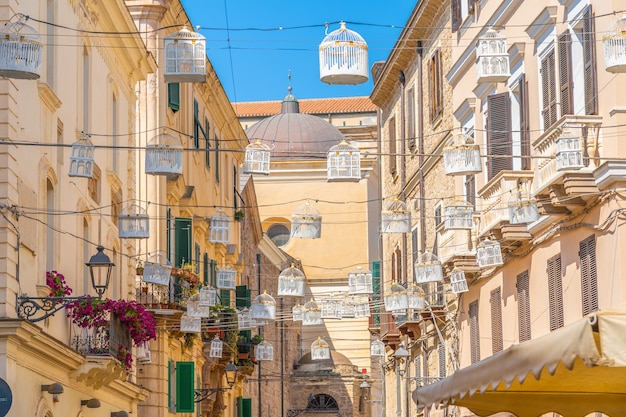 Schöne Aussicht auf einen Weg in Alghero, Italien.