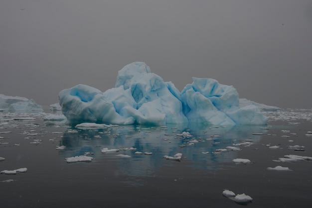 Schöne Aussicht auf Eisberge und kleines Boot in der Antarktis