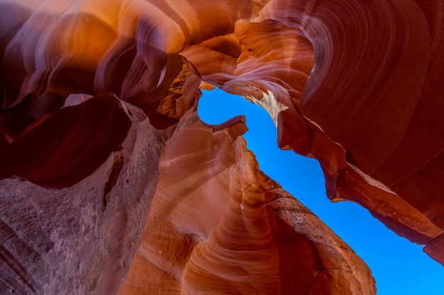 Schöne Aussicht auf erstaunliche Sandsteinformationen im berühmten Antelope Canyon an einem sonnigen Tag in der Nähe der Stadt. Arizona, USA