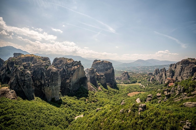 Schöne Aussicht auf felsige Berge und grüne Landschaft gegen den Himmel