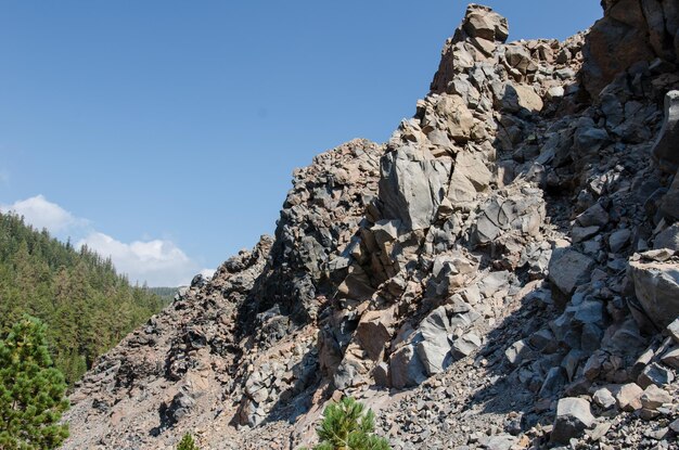 Foto schöne aussicht auf felsige berge vor klarem himmel