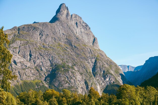 Foto schöne aussicht auf felsige berge vor klarem himmel