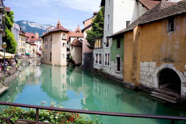 Schöne aussicht auf häuser und fluss an einem sonnigen tag