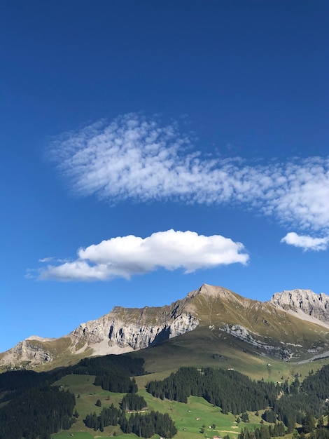 Foto schöne aussicht auf landschaft und berge vor blauem himmel