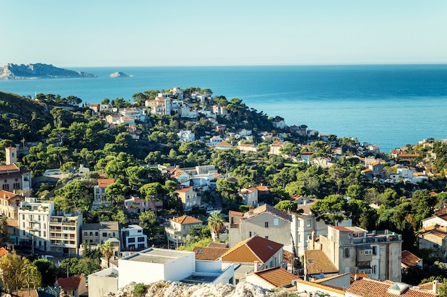 Schöne Aussicht auf Marseille von oben an einem hellen sonnigen Tag.