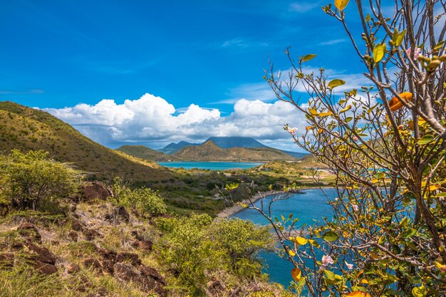 Schöne Aussicht auf Meer und Berge vor blauem Himmel