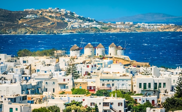 Schöne Aussicht auf Mykonos Stadt mit Windmühle