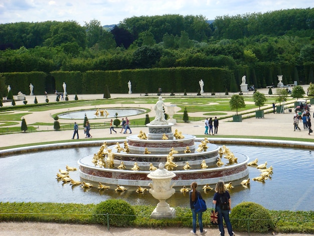 Schöne Aussicht auf Park und Brunnen von Versailles an einem Sommertag Paris Frankreich