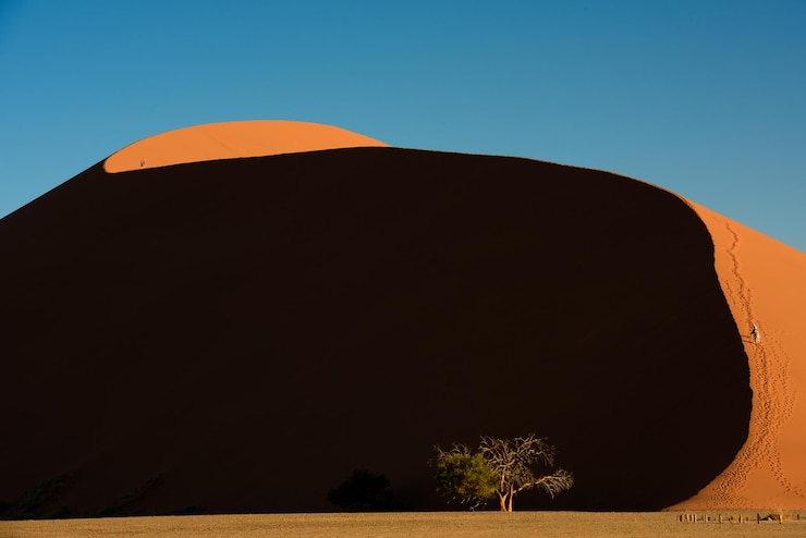 Foto schöne aussicht auf sanddünen vor klarem blauen himmel