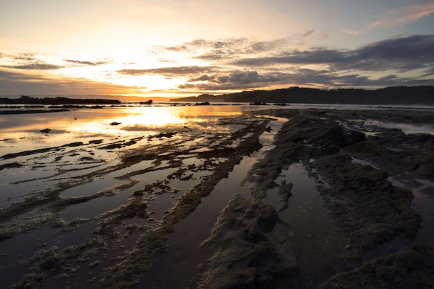 Schöne Aussicht auf Sawarna Strand mit Felsen und ruhigen Wellen