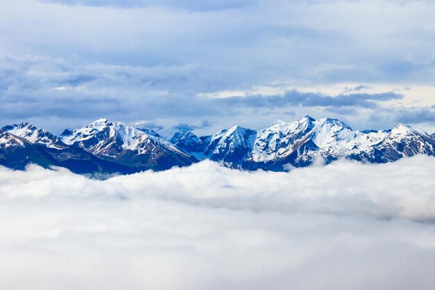 Schöne Aussicht auf schneebedeckte Berge über dichten Wolken im Berner Oberland in der Schweiz