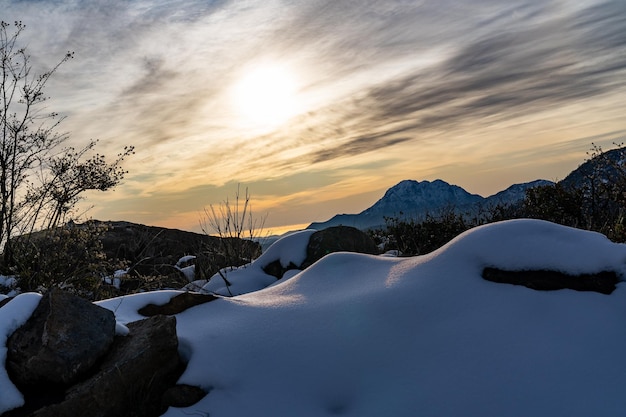 Schöne Aussicht auf Schneeberge an einem bewölkten Tag mit der Sonne hinter den Wolken und La Campana