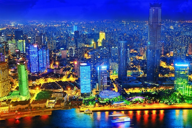 Schöne Aussicht auf Shanghai - Bund oder Waitan Waterfront bei Nacht. Der Bund am Ufer von Shanghai hat historische Gebäude und ist einer der berühmtesten Touristenorte in Shanghai.