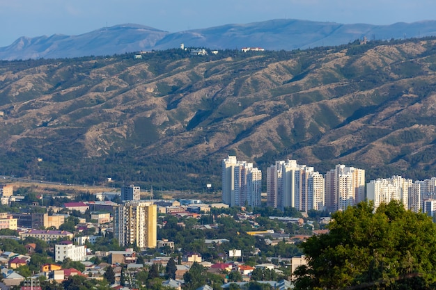 Schöne Aussicht auf Tiflis bei Sonnenuntergang, die Hauptstadt Georgiens. Stadtbild