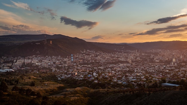 Schöne Aussicht auf Tiflis bei Sonnenuntergang, die Hauptstadt Georgiens. Stadtbild