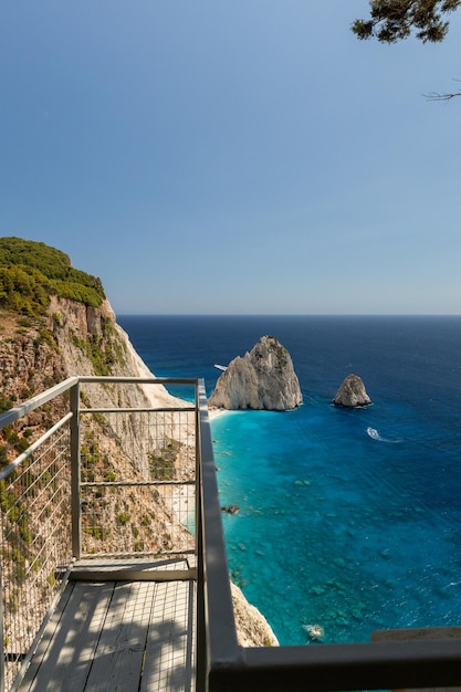 Schöne Aussicht auf zwei Felsen im Meer