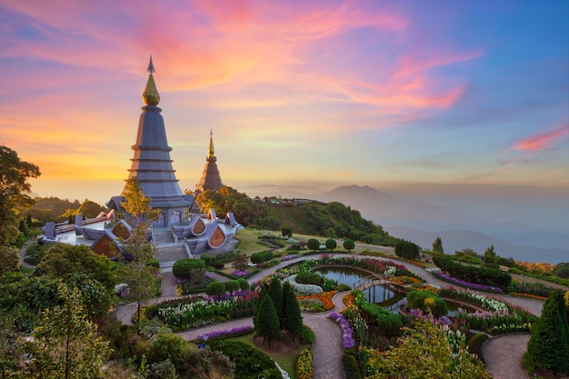 Foto schöne aussicht auf zwei pagoden auf dem berg inthanon, inthanon-nationalpark, provinz chiangmai, thailand
