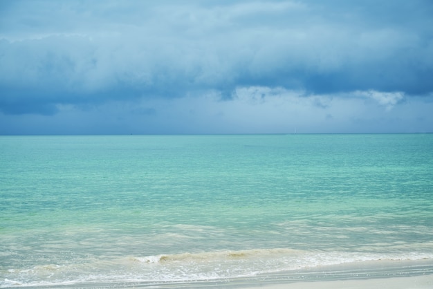 Schöne Aussicht mit bewölktem Himmel und Meer vom Strand