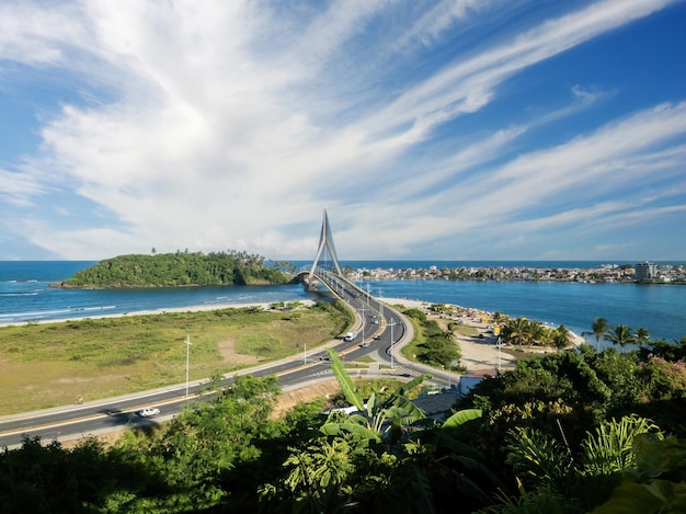 Schöne Aussicht mit der Schrägseilbrücke Jorge Amado in Ilheus Bahia Brasilien