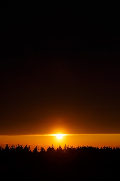 Schöne Aussicht, Sonnenuntergang in Orange, die Sonne geht über den Horizont
