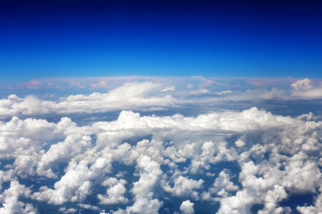 Schöne Aussicht über der Erde auf die Wolken unten.