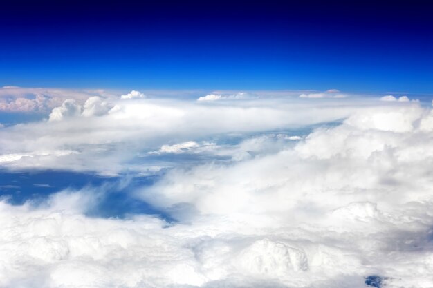 Schöne Aussicht über der Erde auf die Wolken unten.