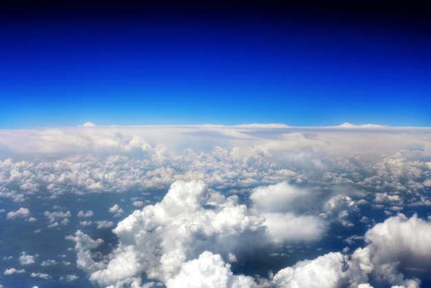 Schöne Aussicht über der Erde auf die Wolken unten.