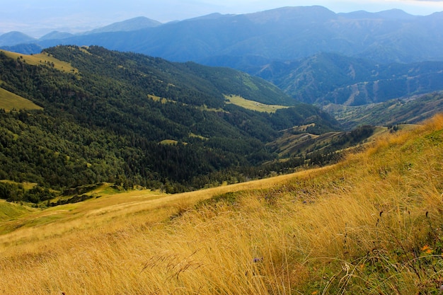 Schöne Aussicht und Berglandschaft in Georgia. Bunte Orte