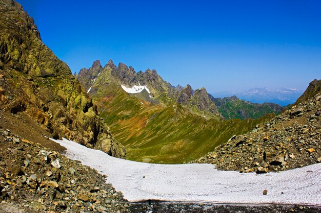 Schöne Aussicht und Berglandschaft in Georgia. Bunte Orte