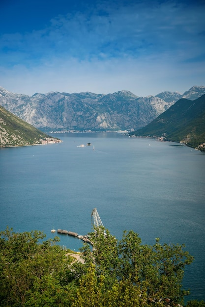 Schöne Aussicht vom Aussichtspunkt in den Bergen der Bucht von Kotor