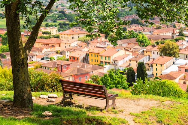 Schöne Aussicht vom Berg auf die italienische Stadt mit Holzbank