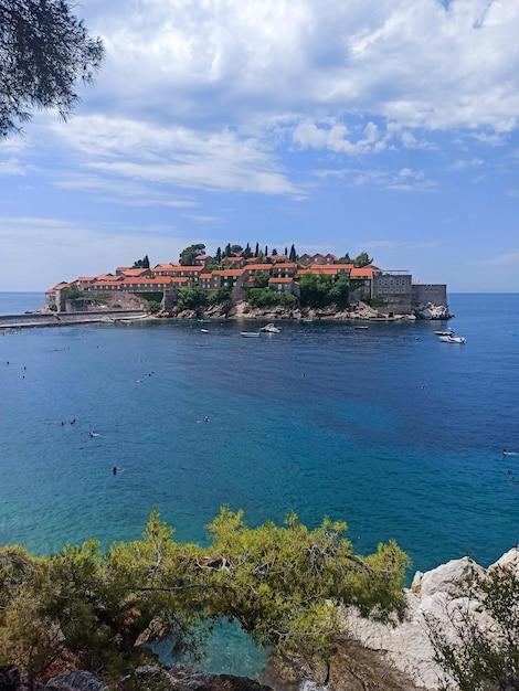 Schöne Aussicht vom felsigen Strand auf der Insel Sveti Stefan in Montenegro