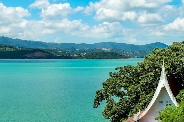 Schöne Aussicht vom Hügel auf Koh Samui Dreieckiges türkisfarbenes Meer und grüne Berge