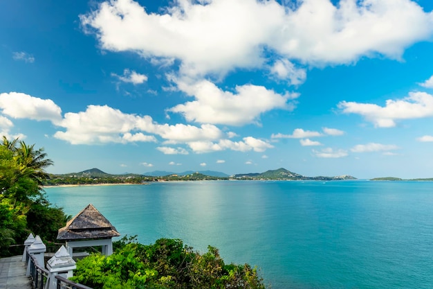 Schöne Aussicht vom Hügel auf Koh Samui Dreieckiges türkisfarbenes Meer und grüne Berge