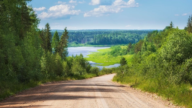 Schöne Aussichtsplattform Yarnema-Abstieg in der Region Archangelsk, Blick vom Hügel auf den Straßenwald und den Onega-Fluss in der Nähe des Dorfes Yarnema Natur des Nordens im Sommer