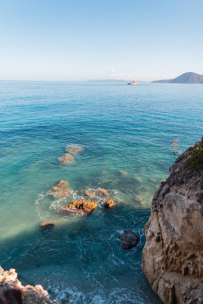 Schöne azurblaue Küste mit Felsen am Meer mit klarem Wasser auf der Insel Elba Italien