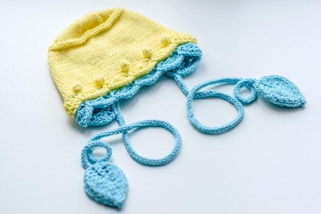 Schöne Baby-Strickkleidung und Spielzeug für ein neugeborenes Baby