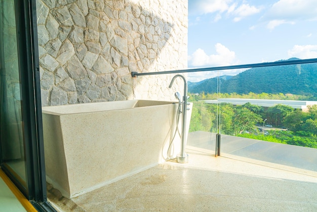 schöne Badewanne auf dem Balkon mit Berghügelhintergrund