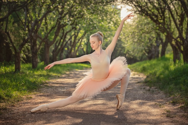 Schöne Ballerina tanzen im Freien