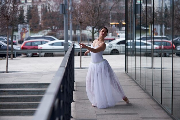 Schöne Ballerina tanzt in der Stadt.