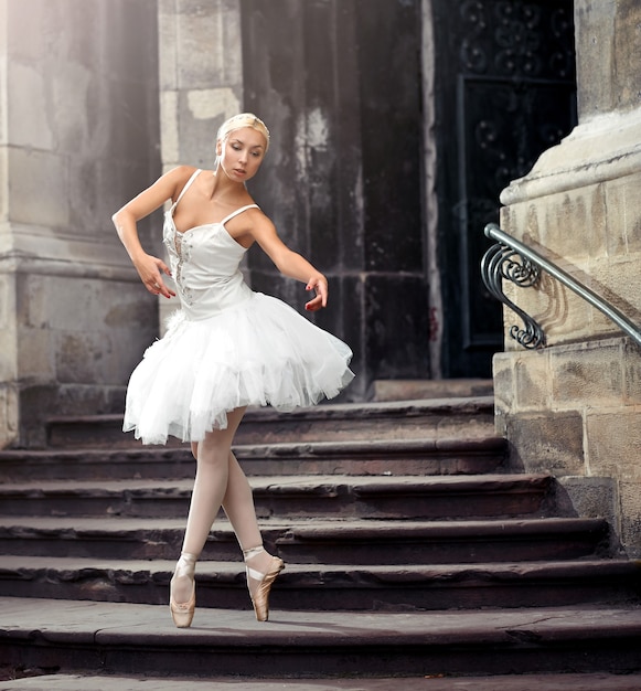 Schöne Ballettfrau auf der Treppe