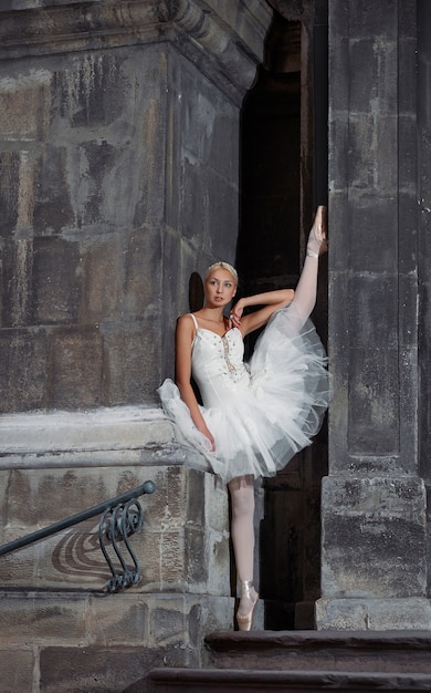 Schöne Ballettfrau auf Treppen