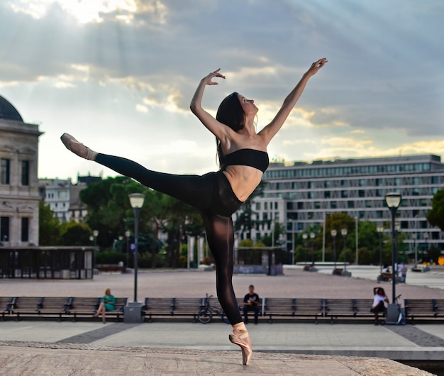 Schöne Balletttänzerin Ballerina im Freien